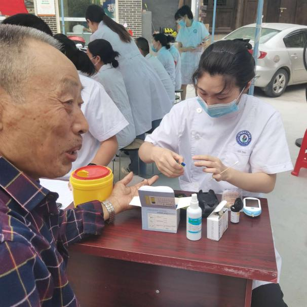 康养服务下基层，送医送药送健康